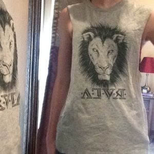 Woman’s muscle tee size S